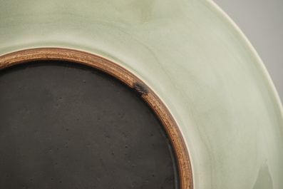 Plat c&eacute;ladon en porcelaine de Chine &agrave; d&eacute;cor de lotus, 19e