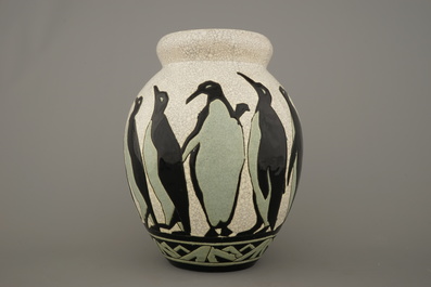 Une vase aux penguins, Charles Catteau pour Boch K&eacute;ramis, vers 1927