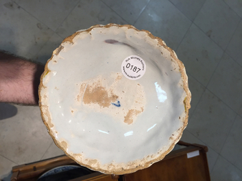 Vase c&ocirc;tel&eacute; en forme de bouteille en fa&iuml;ence de Delft, d&eacute;cor cachemire, env. 1700