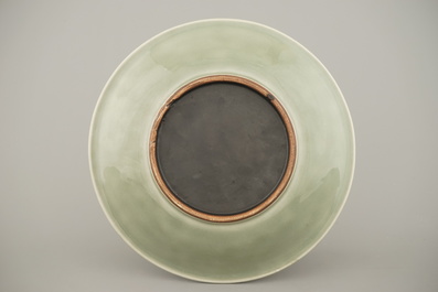 Plat c&eacute;ladon en porcelaine de Chine &agrave; d&eacute;cor de lotus, 19e