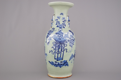 Fijne Chinese vaas met voorwerpen van een geleerde, celadon fond, 19e-20e eeuw
