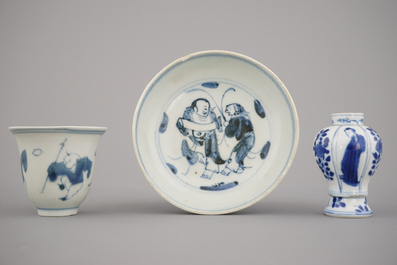 3 objets en porcelaine de Chine, bleu et blanc, dynastie Ming et Kangxi