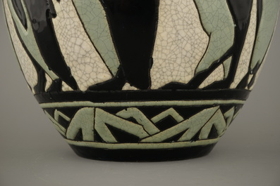 Een pingu&iuml;n vaas, ontwerp van Charles Catteau voor Boch K&eacute;ramis, ca. 1927