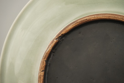 Plat c&eacute;ladon en porcelaine de Chine &agrave; d&eacute;cor de lotus, 19e