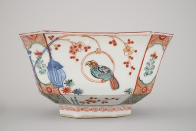 Nederlands beschilderde octagonale kom in Chinees porselein, Kakiemon stijl, Qianlong, 18e eeuw