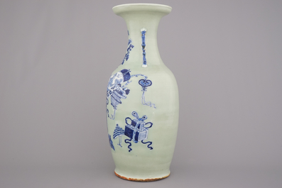 Fijne Chinese vaas met voorwerpen van een geleerde, celadon fond, 19e-20e eeuw