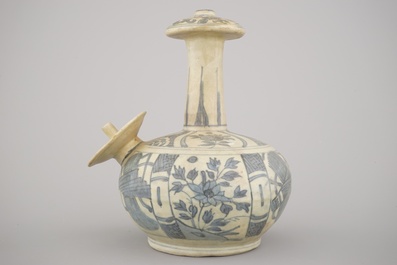 Kendi Wan-Li en porcelaine de Chine, bleu et blanc, en provenance du Hatcher cargo, env. 1643