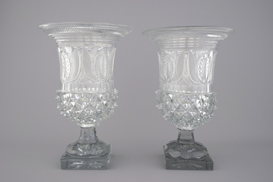 Paar grote vazen op steun in geslepen glas, vermoedelijk Voneche, begin 19e eeuw