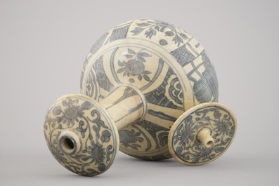 A Chinese porcelain blue and white Wan-Li Hatcher Cargo kendi, ca. 1643