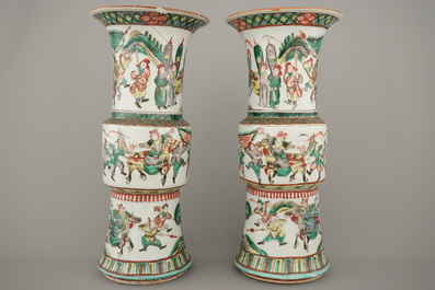 Paire de vases wucai en porcelaine de Chine, 19e