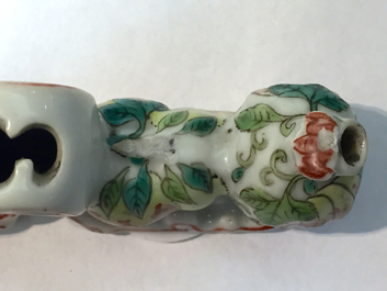 A Chinese porcelain famille rose brush rest shaped as sanduo fruits, 19th C.