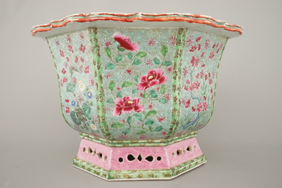 Jardini&egrave;re en porcelaine de Chine, famille rose, Yongzhen