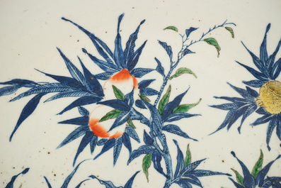 Zeer grote Chinese doucai schotel met &quot;negen-perziken&quot; versiering, 19e eeuw
