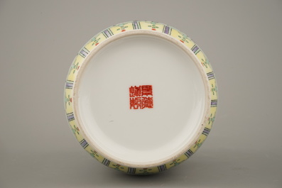 Vase wucai en porcelaine de Chine, 19e-20e