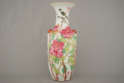 Grand vase en porcelaine de Chine &agrave; d&eacute;cor d'oiseaux et de branches florales, 19e