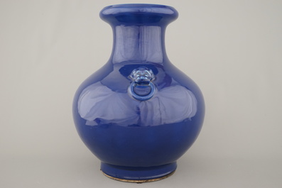 Grote vaas in Chinees monochroom porselein, gemerkt Qianlong, 19e eeuw