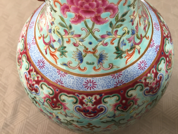 Vase de bonheur en porcelaine de Chine, fond turquoise, famille rose, 20e