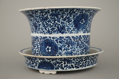 Jardini&egrave;re avec support en porcelaine de Chine, bleu et blanc, dynastie King