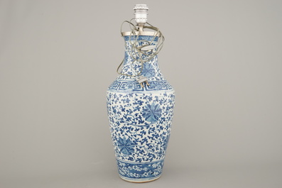 Blauw en witte vaas in Chinees porselein met lotusslingers, gemonteerd als lamp, 19e eeuw