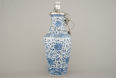 Vase en porcelaine de Chine, bleu et blanc, &agrave; d&eacute;cor de guirlandes de lotus, mont&eacute; comme lampe, 19e