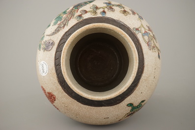 Vaas met deksel in Chinees porselein, famille verte, Nanking, 19e eeuw