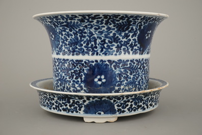 Blauw en witte jardini&egrave;re met steun in Chinees porselein, Qing-dynastie