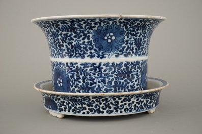 Jardini&egrave;re avec support en porcelaine de Chine, bleu et blanc, dynastie King