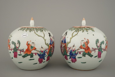 Paire de pots couverts en porcelaine de Chine, famille rose, 19e