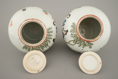 Paar potten met deksels in Chinees porselein, famille rose, 19e eeuw