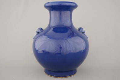 Grote vaas in Chinees monochroom porselein, gemerkt Qianlong, 19e eeuw