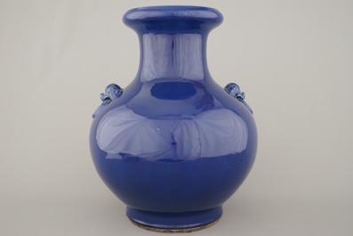 Grote vaas in Chinees monochroom porselein, gemerkt Qianlong, 19e eeuw