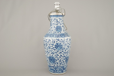 Blauw en witte vaas in Chinees porselein met lotusslingers, gemonteerd als lamp, 19e eeuw