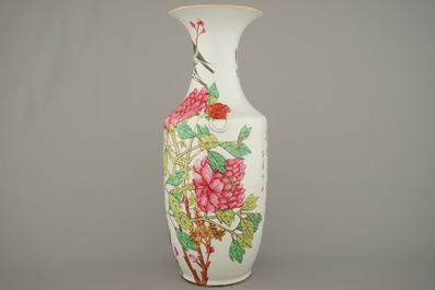 Grand vase en porcelaine de Chine &agrave; d&eacute;cor d'oiseaux et de branches florales, 19e