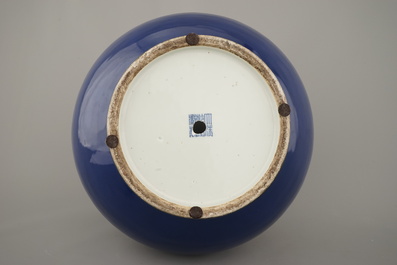 Grote vaas in Chinees monochroom porselein, gemerkt Qianlong, 19e eeuw