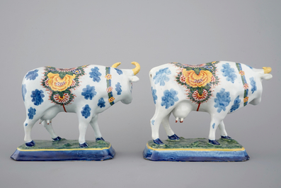 Une paire de vaches en fa&iuml;ence de Delft polychrome, 18&egrave;me