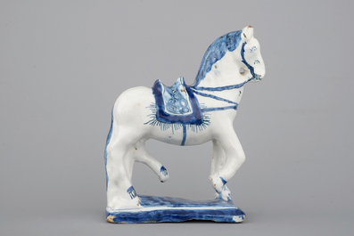Un mod&egrave;le d'un cheval en Delft bleu et blanc, 18&egrave;me