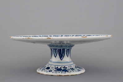 Un tazza en Delft bleu et blanc au d&eacute;cor chinoiserie, ca. 1690