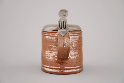 Een zeldzame klein-formaat pint met tinnen deksel, Raeren, ca. 1600