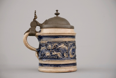 Een zeldzame klein-formaat pint met tinnen deksel, Westerwald, ca. 1600