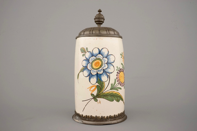 Een bierpul met floraal decor en tinnen deksel, 18e, Duitsland
