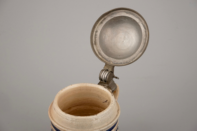 Een zeldzame klein-formaat pint met tinnen deksel, Westerwald, ca. 1600