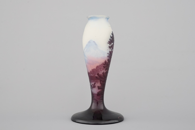 Een lampenvoet in glaspasta met een landschapssc&egrave;ne, Emile Gall&eacute;