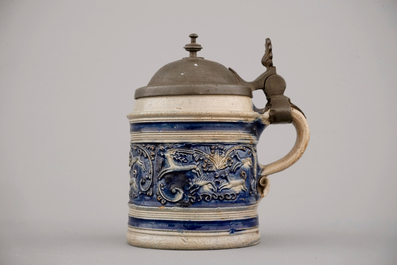 Een zeldzame klein-formaat pint met tinnen deksel, Westerwald, ca. 1600