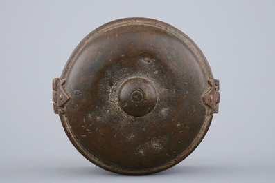 Een cylindrische deels vergulde bronzen dekseldoos, 16/17e eeuw