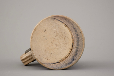 Een zeldzame klein-formaat pint met tinnen deksel, Westerwald, ca. 1600