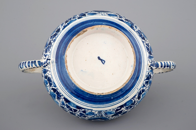 Een Delfts aardewerken blauw-witte ronde dekselkom voor gl&uuml;hwein, 18e eeuw