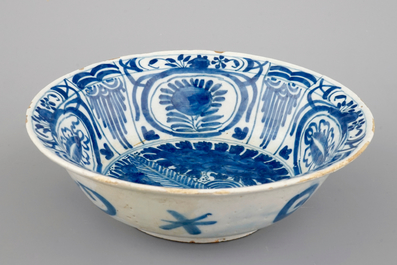 A Dutch Delft blue and white chinoiserie Wan Li kraak klapmuts bowl, 17/18th C.