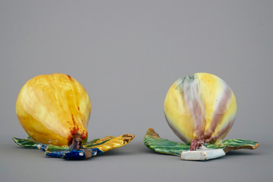 Twee peren in Delfts aardewerk, 18e en 19e eeuw