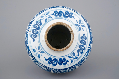 Een vaas in Delftse stijl uit Nevers, Frankrijk, 17e eeuw