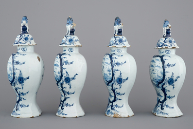 Un ensemble de 4 vases au d&eacute;cors de chasse en fa&iuml;ence de Delft bleu et blanc, 18&egrave;me
